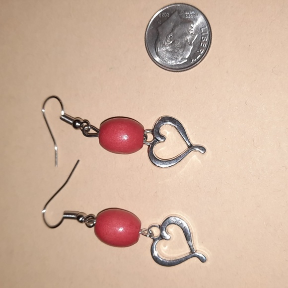 New Upcycled handmade bead earrings w heart silvertone 2/25$ - Picture 3 of 5